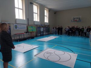 Pani Dyrektor Bożena Chabros-Jaklik otwierająca turniej