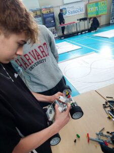 Drużyna budująca robota