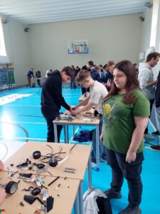 Drużyna budująca roboty