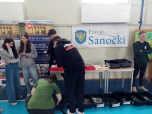 Magazyn części do budowania robotów