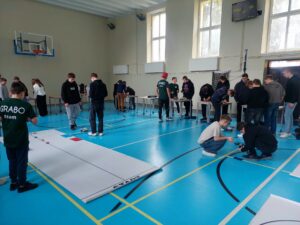 Sala turnieju: drużyny budują roboty, tory czekające na rywalizacje