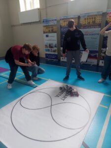 Drużyny walczące robotami na ringu sumo