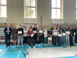 Wszystkie drużyny wraz z Panią Dyrektor Bożeną Chabros-Jaklik oraz Starostą Powiatu Sanockiego Panem Robertem Pieszczochem z dyplomami