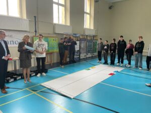 Pani Dyrektor Bożena Chabros-Jaklik oraz Starosta Powiatu Sanockiego Pan Robert Pieszczoch wręczający nagrody